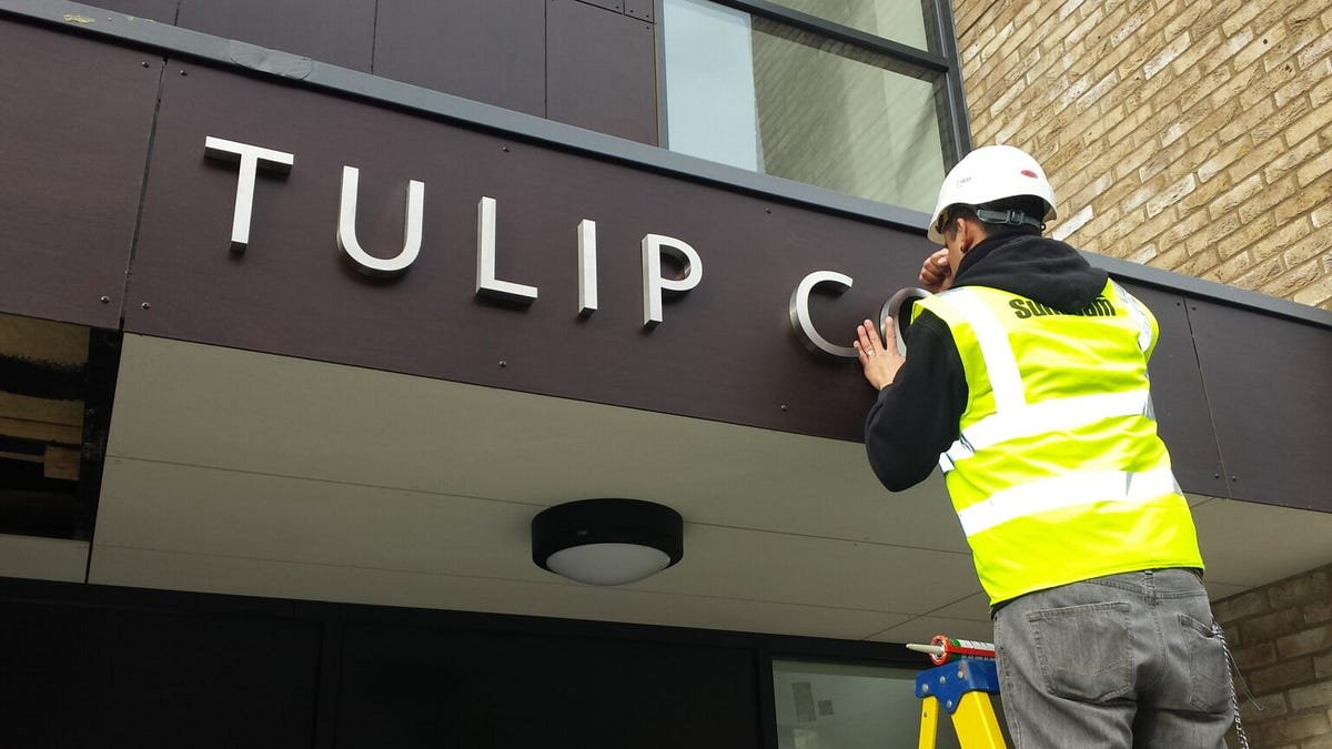 Business sign board printing UK comparison showing aluminium, acrylic, Foamex, and steel outdoor sign materials